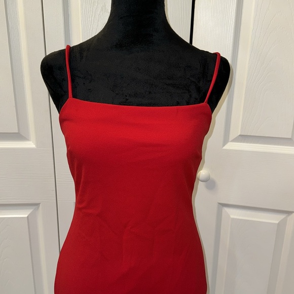 Beautiful red dress - Picture 2 of 3